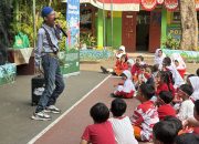 Dongeng Kak Harris Semarakkan Roadshow Literasi Perpustakaan Jakarta Timur